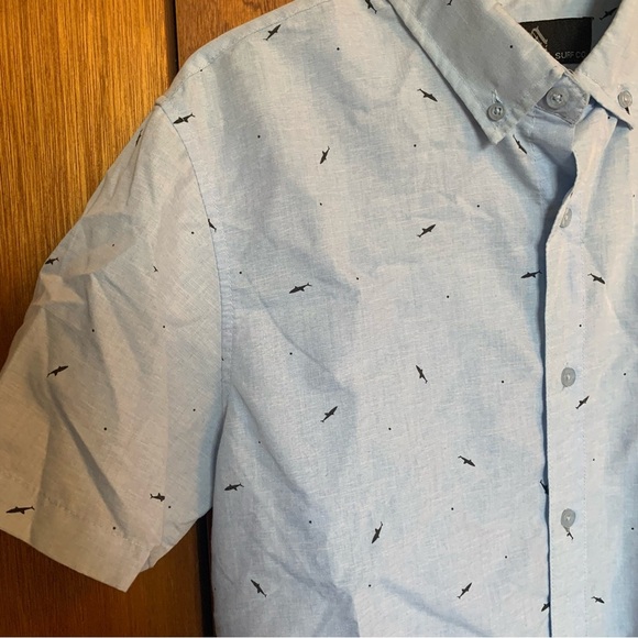 Molokai surf co. Men’s size medium short sleeve button down with shark print - Picture 7 of 11